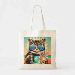 Kat draagt oversized zonnebril met koffie tote bag