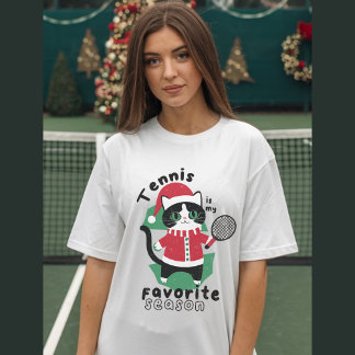 Kat draagt pet met tennisracket t-shirt