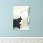 Kat Drink waterafvoer van een kraan Canvas Afdruk (Insitu (Houten vloer))