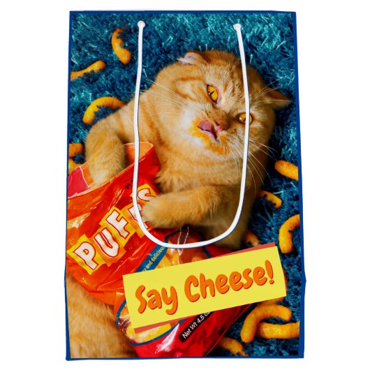 Kat Eating Cheese Puffs Medium Cadeauzakje (Achterkant)