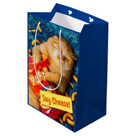 Kat Eating Cheese Puffs Medium Cadeauzakje (Achterkant Gekanteld)