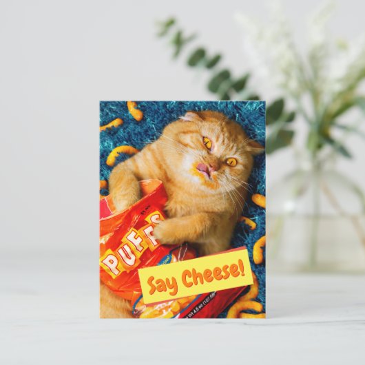 Kat Eating Cheese Puffs Uitnodiging Briefkaart (Staand voorkant)