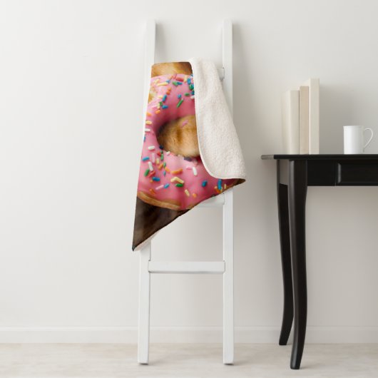 Kat Eating Donut Sherpa Deken (In situ)