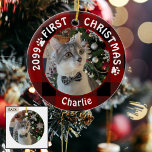 Kat eerste CHRISTMAS Red Buffalo Pset 2 Keramisch Ornament<br><div class="desc">Herinneer de Eerste Kerstmis van een kat of kitten met één of twee foto's op dit dubbelzijdige keepjesornament met een roodzwarte en zwarte buffelachtergrond, kattenpootafdrukken, het jaar en de naam of je aangepaste tekst op de voorkant en een foto met een volledige aftapfoto op de achterkant. FOTO TIP: Voor snelste/beste...</div>