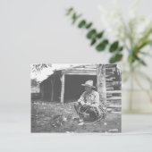 Kat eet uit een koffieblik. briefkaart (Staand voorkant)