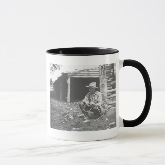 Kat eet uit een koffieblik. mok (Rechts)