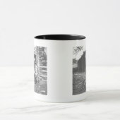 Kat eet uit een koffieblik. mok (Midden)