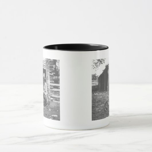 Kat eet uit een koffieblik. mok (Midden)