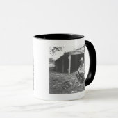 Kat eet uit een koffieblik. mok (Voorkant rechts)