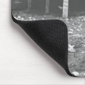 Kat eet uit een koffieblik. muismat (Hoek)