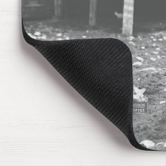 Kat eet uit een koffieblik. muismat (Hoek)