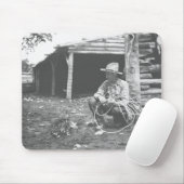 Kat eet uit een koffieblik. muismat (Met muis)