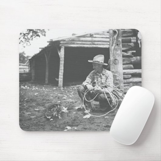 Kat eet uit een koffieblik. muismat (Met muis)