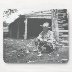 Kat eet uit een koffieblik. muismat