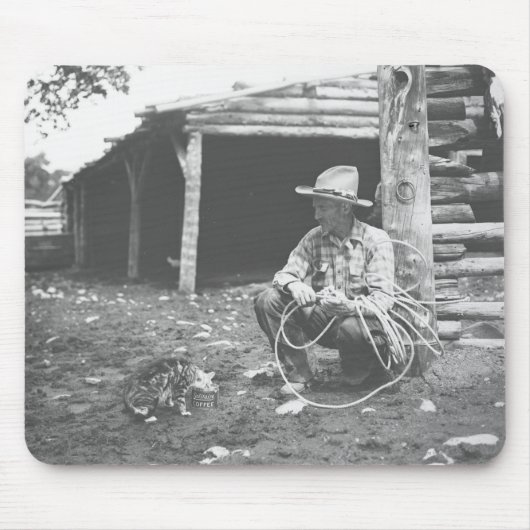 Kat eet uit een koffieblik. muismat (Voorkant)