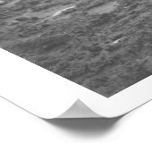 Kat eet uit een koffieblik. poster (Hoek)