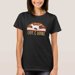 Kat en boek gemakkelijk verstoord door kratten en t-shirt