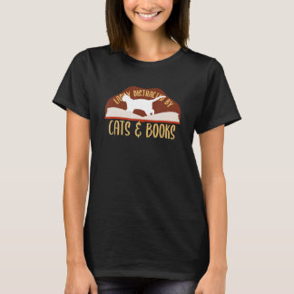 Kat en boek gemakkelijk verstoord door kratten en t-shirt