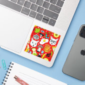Kat en ei op rood sticker (Laptop met iPhone)
