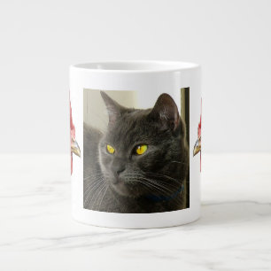 Kat en hennen grote koffiekop