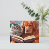 Kat en hond lezen van een boek briefkaart (Staand voorkant)