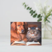 Kat en hond lezen van een boek briefkaart (Staand voorkant)