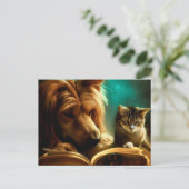 Kat en hond lezen van een boek briefkaart (Staand voorkant)