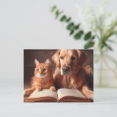 Kat en hond lezen van een boek briefkaart (Staand voorkant)