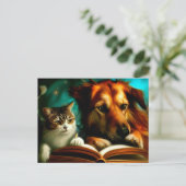 Kat en hond lezen van een boek briefkaart (Staand voorkant)