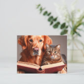 Kat en hond lezen van een boek briefkaart (Staand voorkant)