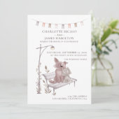 Kat en hond op een proefkonijn aankondiging (Staand voorkant)