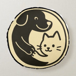 Kat en hond rond kussen