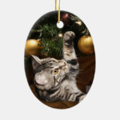 Kat en kerstboom met tabby keramisch ornament (Achterkant)