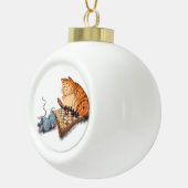 Kat en muis die kaas met kerstversiering spelen keramische bal ornament (Rechts)