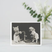 Kat en pop bij waterpomp  Oddity Briefkaart (Staand voorkant)