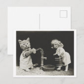 Kat en pop bij waterpomp  Oddity Briefkaart (Voorkant / Achterkant)