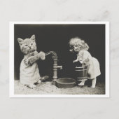 Kat en pop bij waterpomp  Oddity Briefkaart (Voorkant)