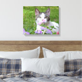 Kat en roze petunias canvas afdruk (Insitu (Slaapkamer))