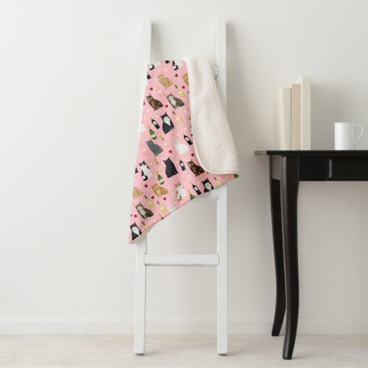 Kat- en wijnroze patroon sherpa deken (In situ)