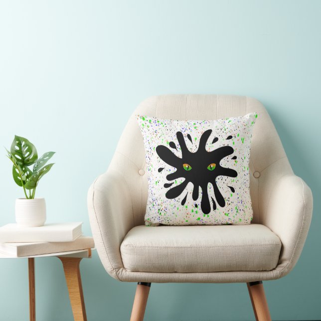 Kat Eyes kijkt uit naar een zwart blok Kussen (Stoel)