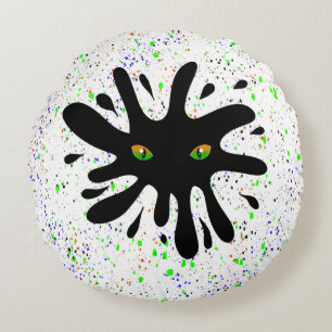 Kat Eyes kijkt uit naar een zwart blok Rond Kussen