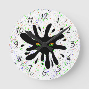 Kat Eyes kijkt uit naar een zwart blok Ronde Klok