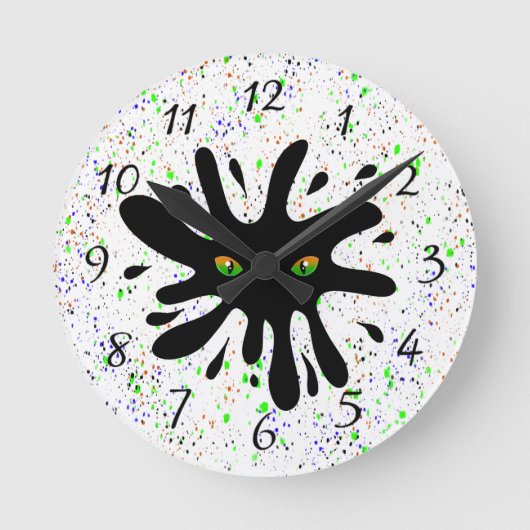 Kat Eyes kijkt uit naar een zwart blok Ronde Klok (Voorkant)