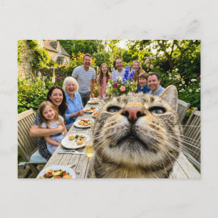 Kat fotobombardeert gezinsdiner in de tuin briefkaart