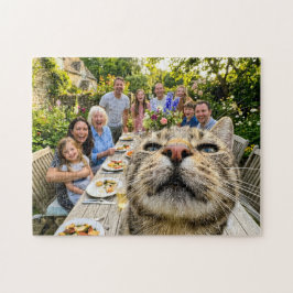 Kat fotobombardeert gezinsdiner in de tuin legpuzzel