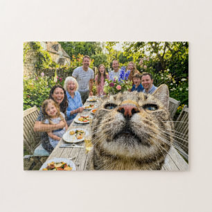 Kat fotobombardeert gezinsdiner in de tuin legpuzzel