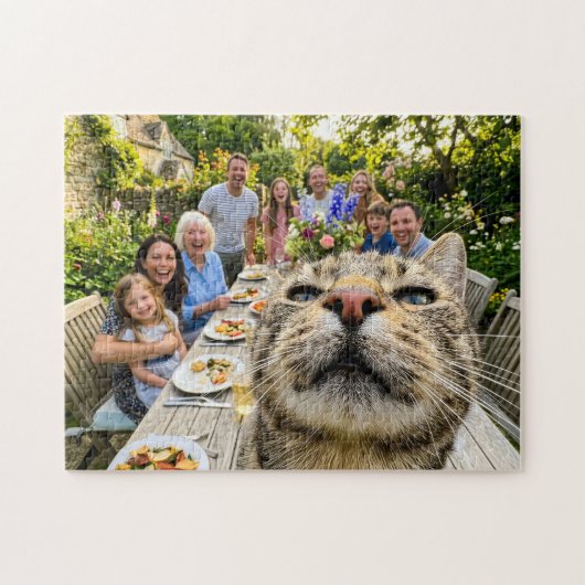 Kat fotobombardeert gezinsdiner in de tuin legpuzzel (Horizontaal)