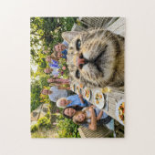 Kat fotobombardeert gezinsdiner in de tuin legpuzzel (Verticaal)