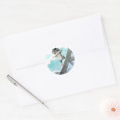 Kat glijdt langs Eiffeltoren – Ronde stickers uit (Envelop)