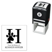 Kat Hond Pootafdruk Over Enkele Initiële Naam Boek Zelfinktende Stempel (In situ)